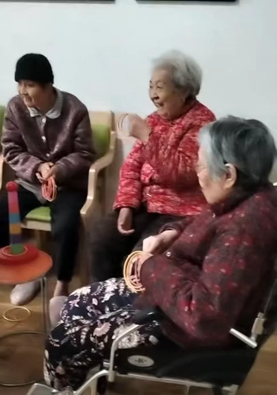 好老师康养长者参与套圈趣味游戏