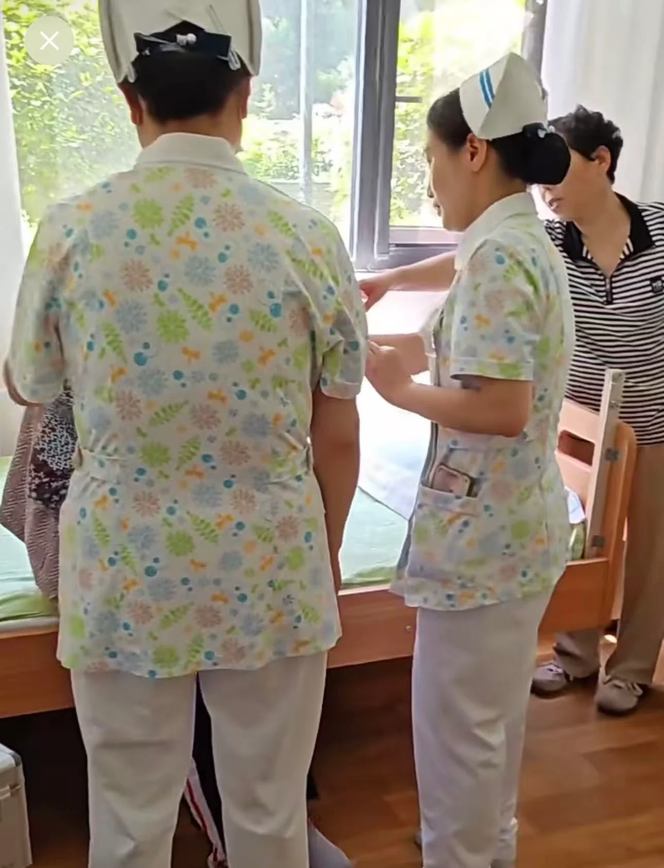好老师康养护理人员为长者整理床铺