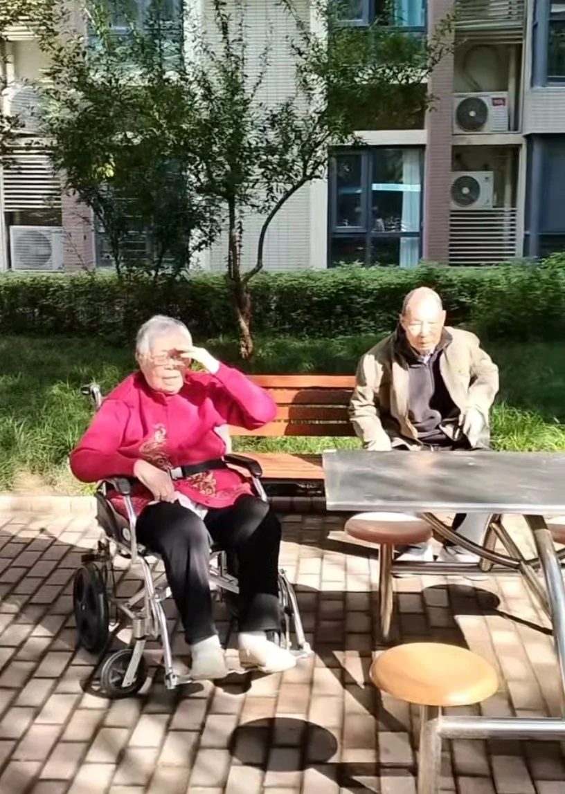 好老师康养老人在户外花园晒太阳休闲