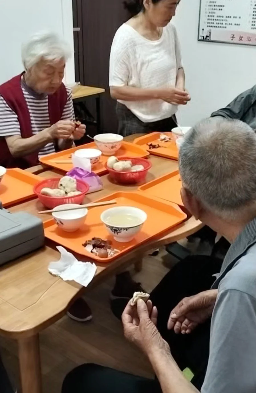 好老师康养老人在餐厅享用营养膳食