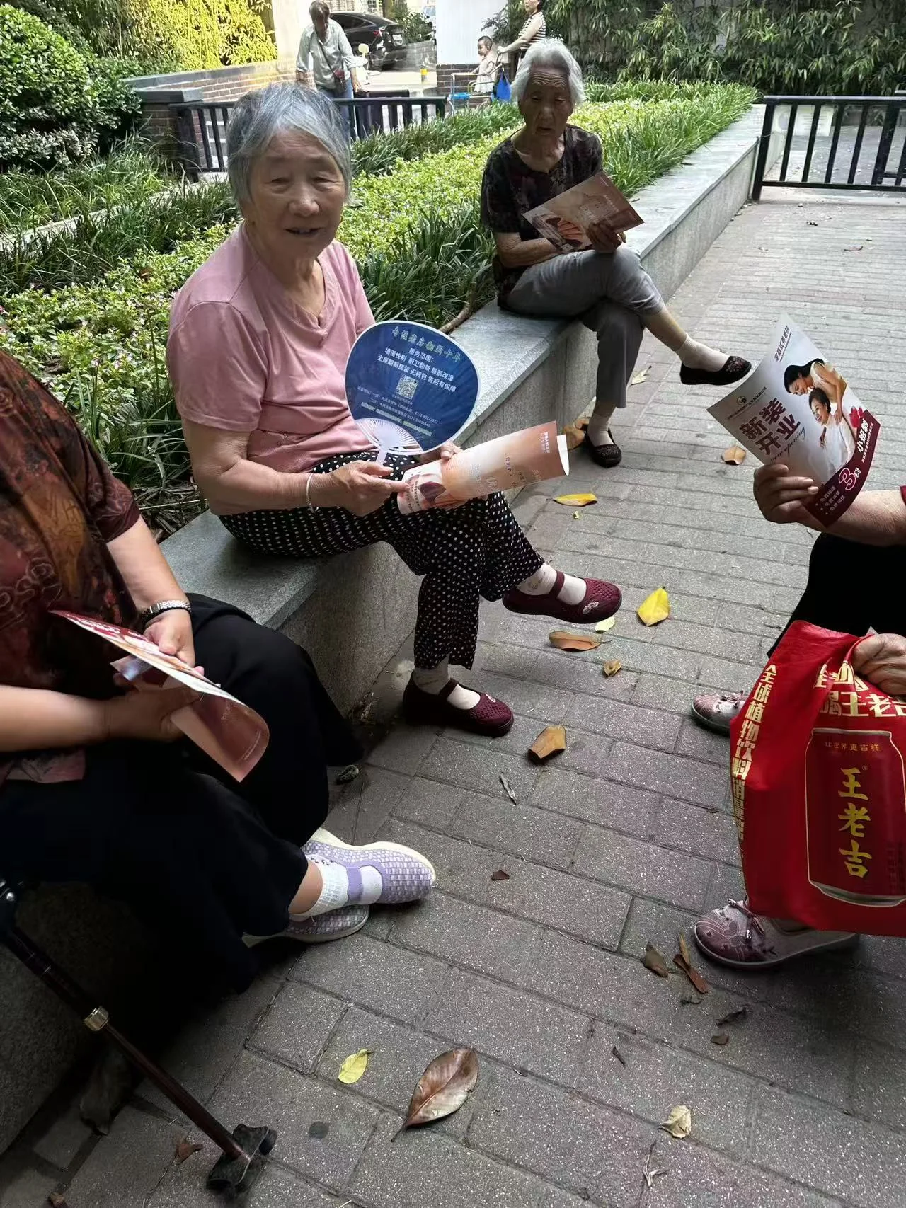 家属与老师®康养工作人员面对面交流
