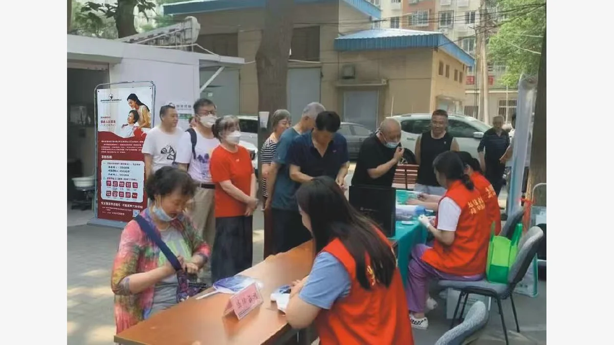 好老师®康养管城门店开业现场，社区居民咨询养老照护服务