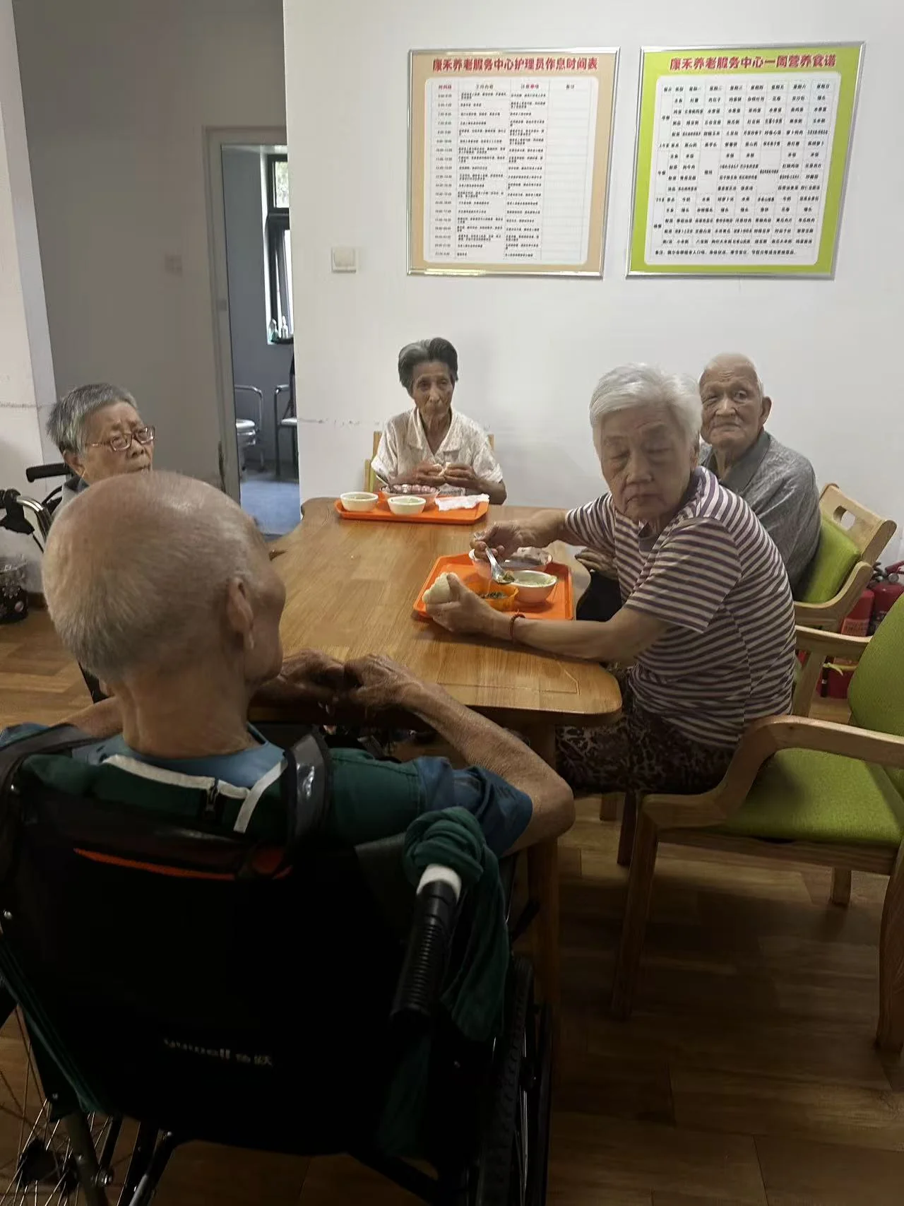 多位老人围坐餐桌集体用餐