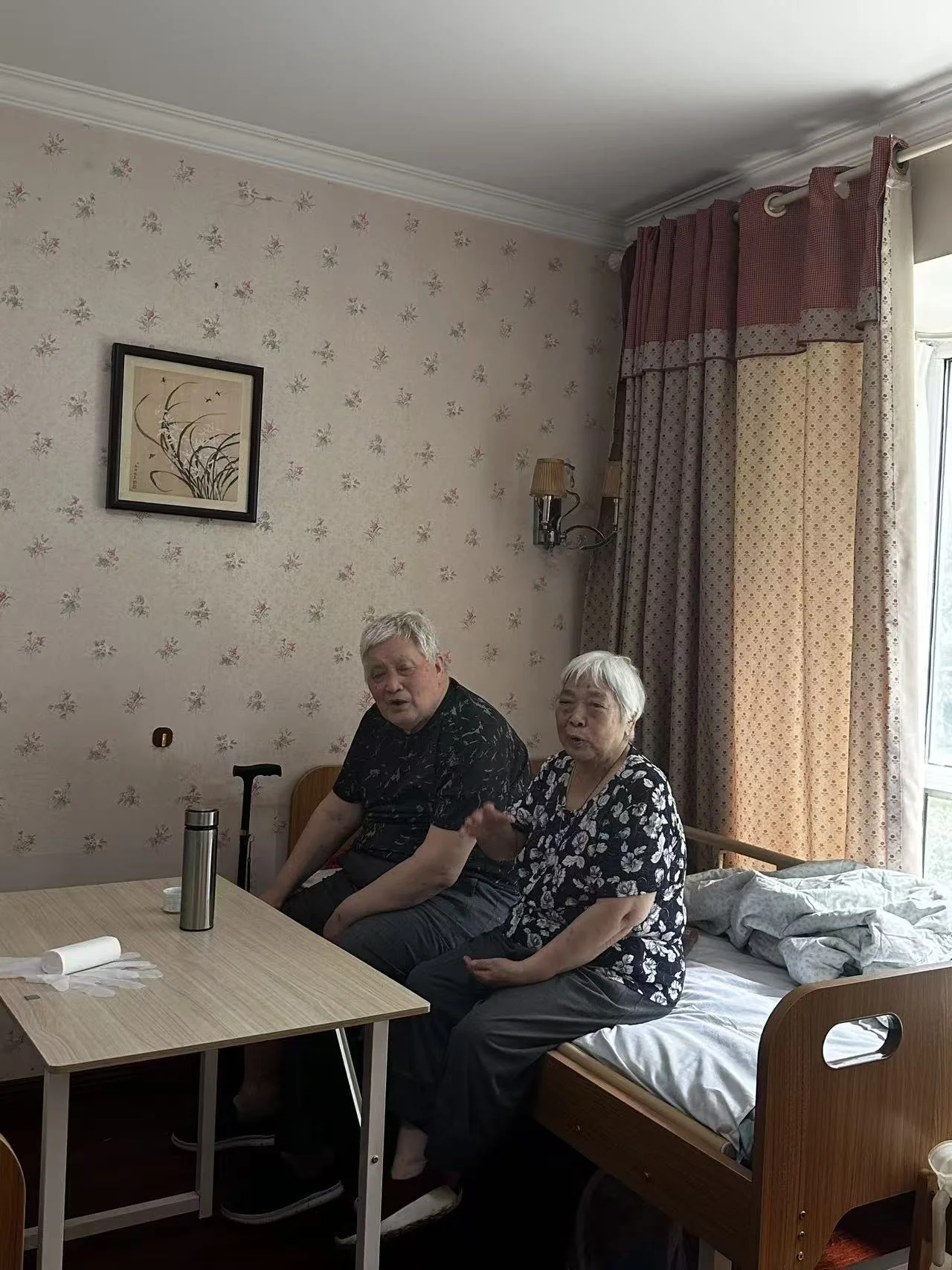老夫妻在温馨房间内