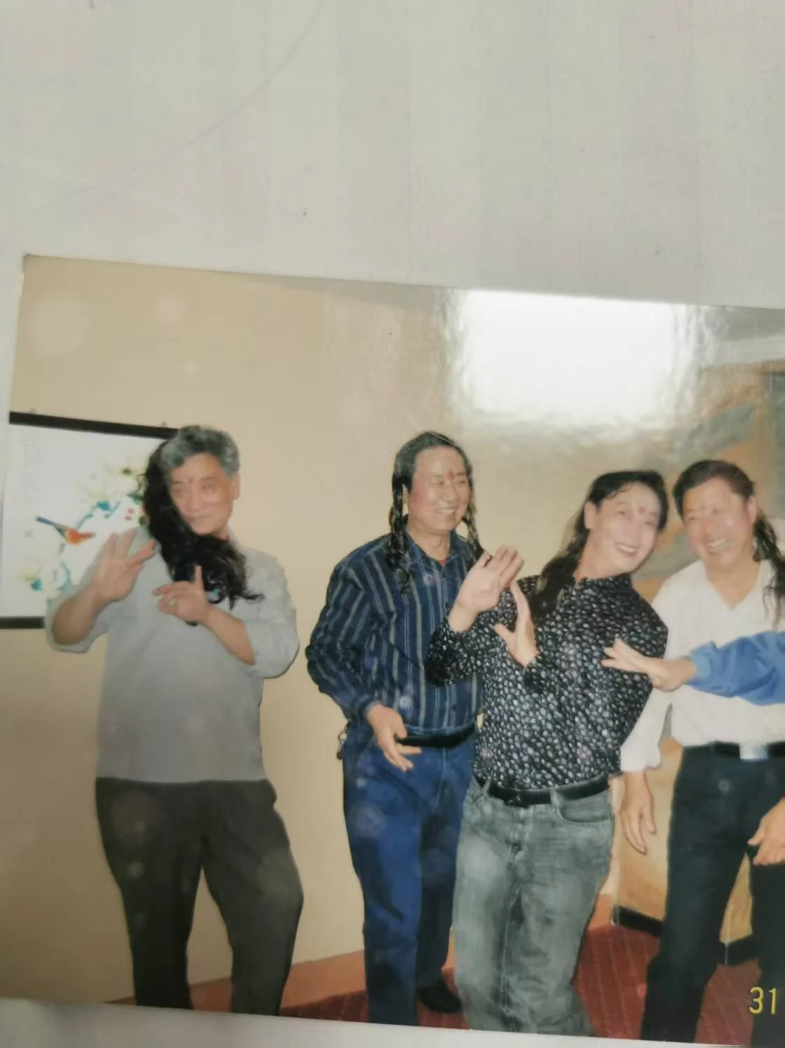 马叔与西藏战友戴假发合影