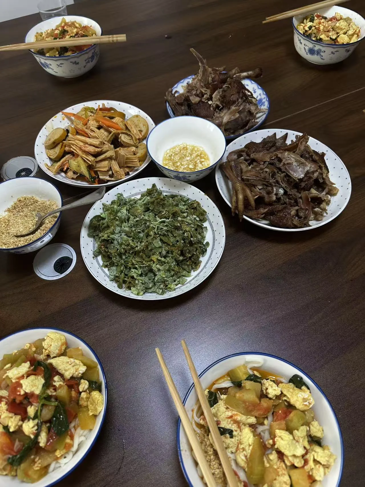 当天午餐全桌丰盛