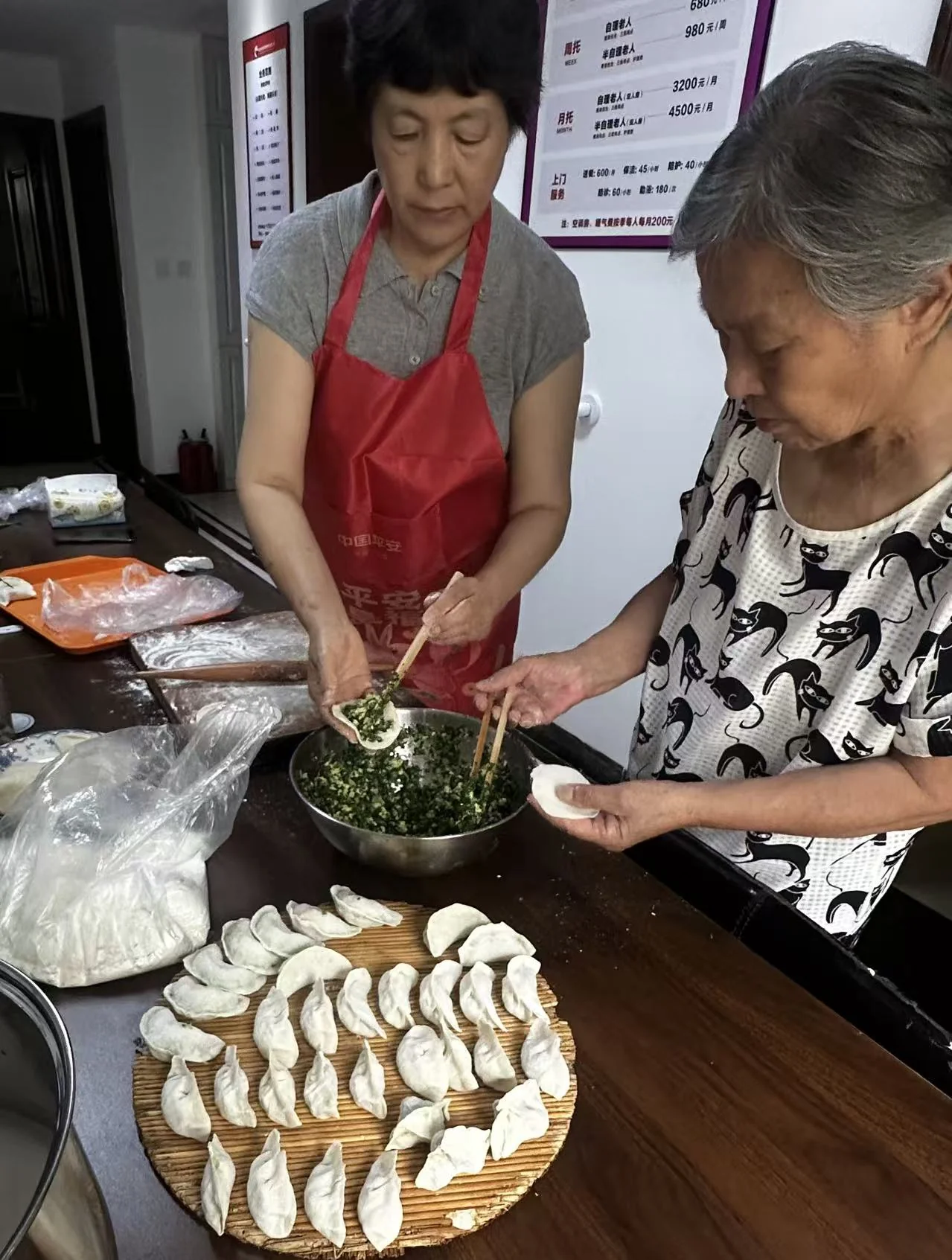 护工与老人一起包饺子